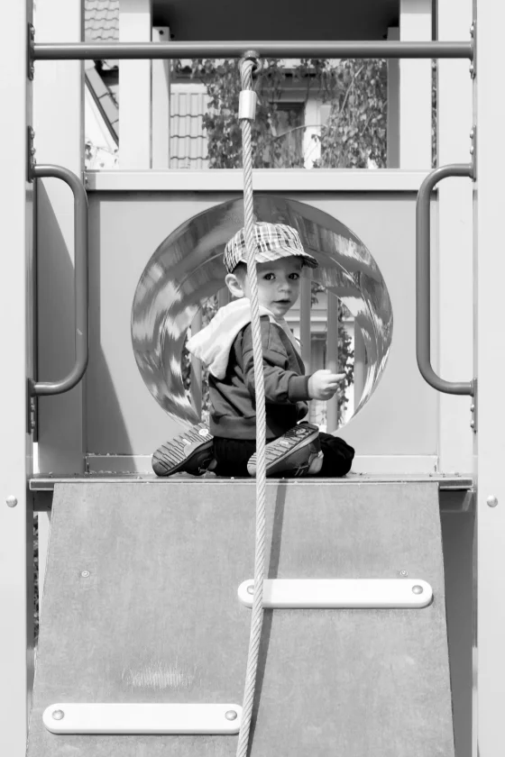 Dítě na prolézačce